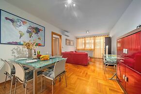 Cityscape Comfort Apartment With Garage