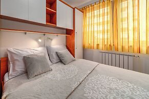 Cityscape Comfort Apartment With Garage