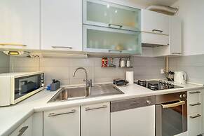 Cityscape Comfort Apartment With Garage