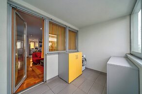 Cityscape Comfort Apartment With Garage