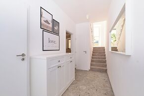 Charming Island Villa Alba