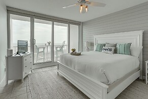 Pool & Beach Access: Oceanfront Galveston Condo