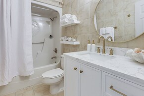 Pool & Beach Access: Oceanfront Galveston Condo