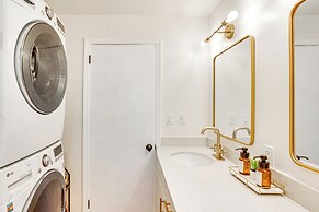 Vibrant Tacoma Retreat, Near Point Defiance Park!