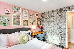 Vibrant Tacoma Retreat, Near Point Defiance Park!