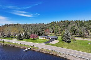 Ice Fishing On-site: Waterfront Nekoosa Home!