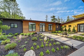 Chic Bellaire Home w/ Outdoor Kitchen on Clam Lake