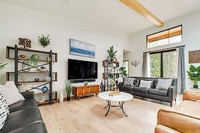 Chic Bellaire Home w/ Outdoor Kitchen on Clam Lake