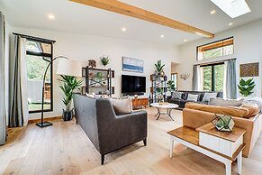 Chic Bellaire Home w/ Outdoor Kitchen on Clam Lake