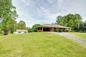 Riverfront Shenandoah Getaway w/ Kayaks & Tubes!