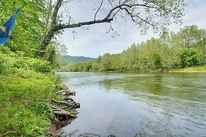 Riverfront Shenandoah Getaway w/ Kayaks & Tubes!