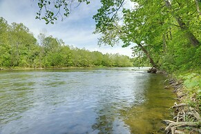 Riverfront Shenandoah Getaway w/ Kayaks & Tubes!