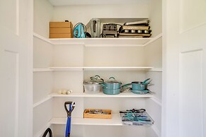 Riverfront Shenandoah Getaway w/ Kayaks & Tubes!