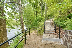 Riverfront Shenandoah Getaway w/ Kayaks & Tubes!