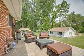 Riverfront Shenandoah Getaway w/ Kayaks & Tubes!