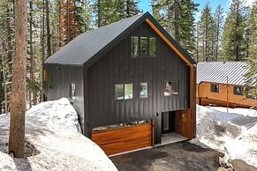Luxe Soda Springs Cabin: Hot Tub, Forest-view Deck