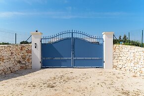 Casa Blue con piscina by Wonderful Italy