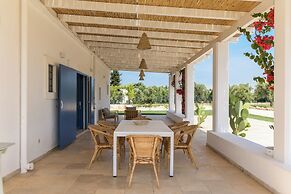 Casa Blue con piscina by Wonderful Italy