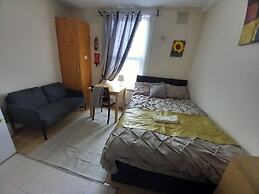 Lovely 1- Double Bed Studio in London