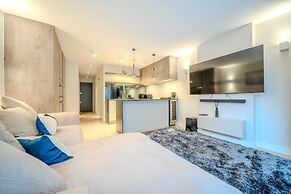 The Nothinghill Charmer