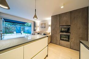 The Nothinghill Charmer