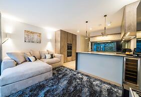 The Nothinghill Charmer