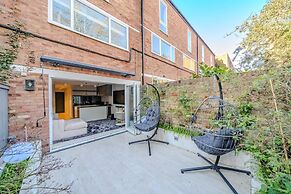 The Nothinghill Charmer