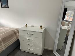 Birmingham - 4BR - Sleeps 9 - Parking - Garden