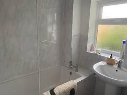 Birmingham - 4BR - Sleeps 9 - Parking - Garden