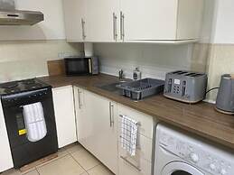 Birmingham - 4BR - Sleeps 9 - Parking - Garden