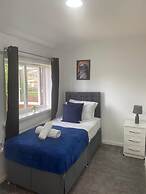 Birmingham - 4BR - Sleeps 9 - Parking - Garden