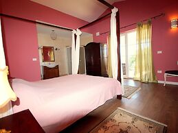 Villa With Pool and Fenced Garden