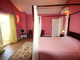 Villa With Pool and Fenced Garden