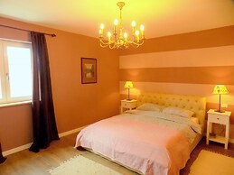 Villa With Pool and Fenced Garden