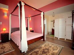 Villa With Pool and Fenced Garden