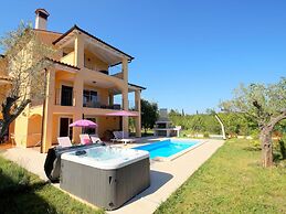 Villa With Pool and Fenced Garden