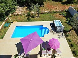 Villa With Pool and Fenced Garden