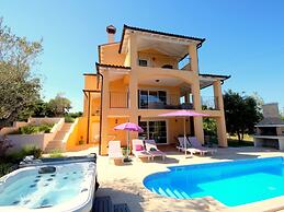 Villa With Pool and Fenced Garden