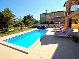 Villa With Pool and Fenced Garden
