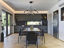 Modern Villa With Private Swimming Pool