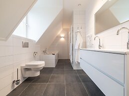 Beautiful Holiday Home With a Whirlpool
