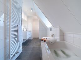 Beautiful Holiday Home With a Whirlpool