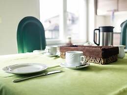 The 3 Sparrows With a Central Location