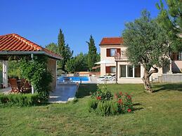 Villa Rosy Comfortable Holiday Residence