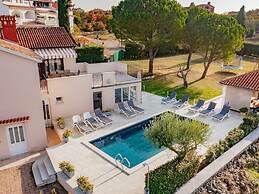 Villa Rosy Comfortable Holiday Residence