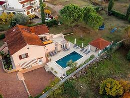 Villa Rosy Comfortable Holiday Residence