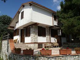 Charming Cottage With Panoramic Pool