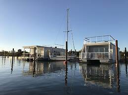 Houseboat Comfortable Vacation Home