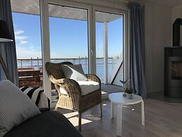 Houseboat Comfortable Vacation Home