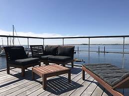 Houseboat Comfortable Vacation Home